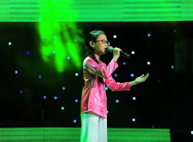 Thí sinh Phương Mỹ Chi với ca khúc "Quê em mùa nước lũ" rất ấn tượng Thí sinh Phương Mỹ Chi với ca khúc "Quê em mùa nước lũ" rất ấn tượng