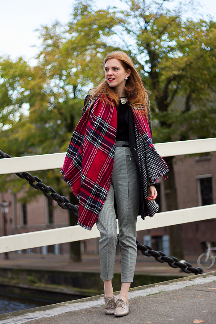 Fashion blogger outfit houndstooth / pied de poule pants, tartan Primark scarf and nude brogues