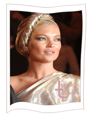 Tocado de Stephen Jones lucido por Kate Moss. Tocado de Stephen Jones lucido por Kate Moss.