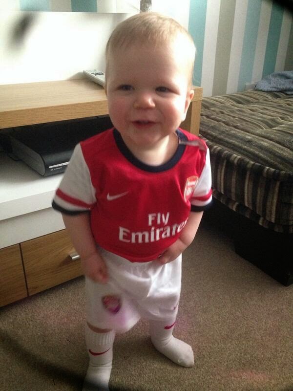 Gambar bayi lucu pakai kostum sepak bola arsenal Gambar bayi lucu pakai kostum sepak bola arsenal