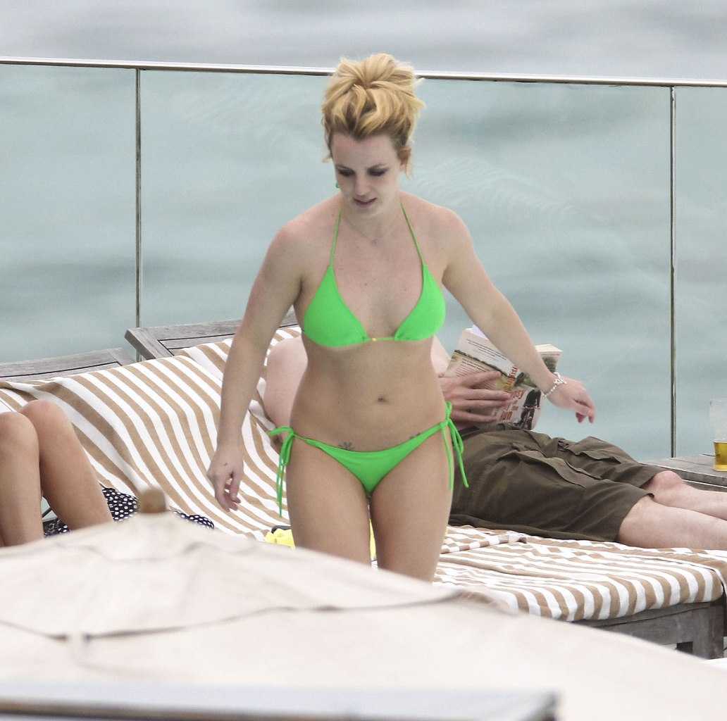 http://4.bp.blogspot.com/-4PoFfNryNBA/Tt7Me0gupNI/AAAAAAAAnL4/g86iiwpygCA/s1600/Britney+Spears%25E2%2580%2599s+Hot+Green+Light+Bikini+Sunbath+in+the+Rio+de+Janeiro+Poolside+04.jpg