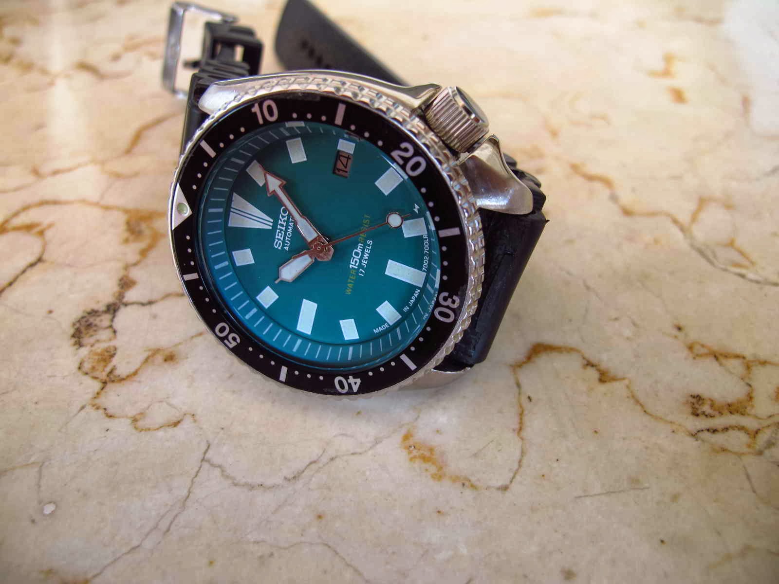 Maximuswatches Jual Beli Jam Tangan Second Baru Original Koleksi Jam Cocok untuk Anda yang sedang mencari jam tangan Diver Japan made dengan warna dial tidak umum yaitu Hijau tentunya dengan bud yang terjangkau