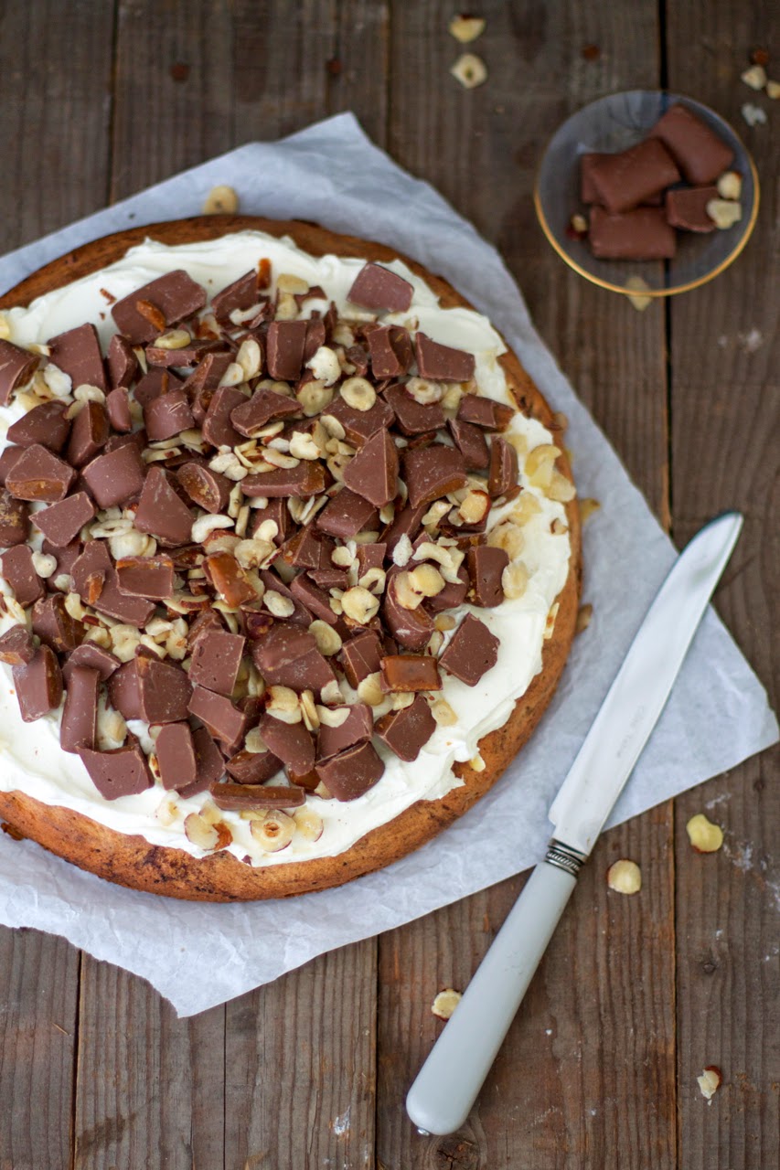 Ein echtes Sonntags-Süß: Biskuitkuchen mit Frischkäse-Frosting und Daim-Bonbons.