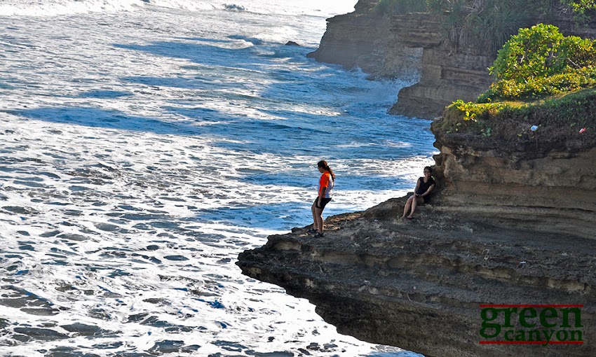 Pantai Karang Tajam, Batu Hiu