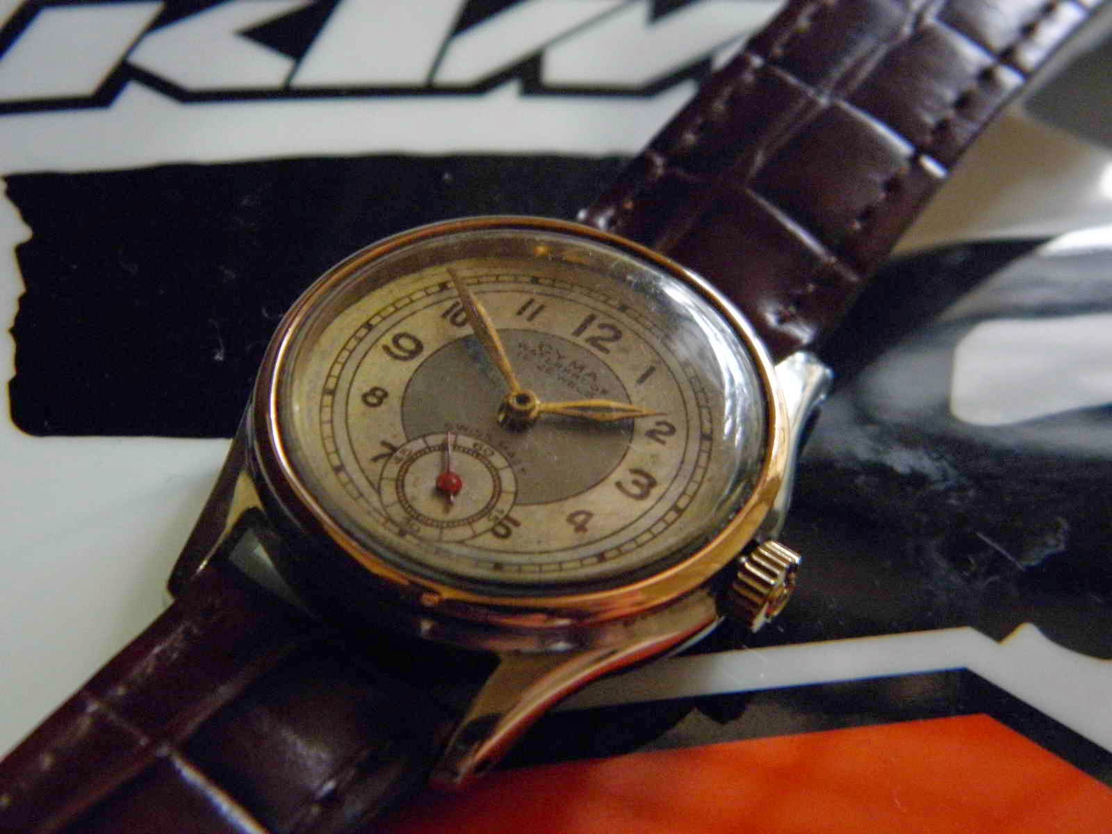 kiosku sold vintage cyma sub second Movement manual wind swiss made Dia 33 mm w c Tampilan kental vintage lug unik jauh dari tepi bezel Ring bezel gold Index dauphine hands ciri arloji