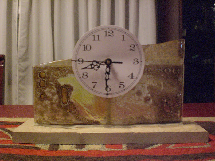 reloj de mesa sobre base de vidrio