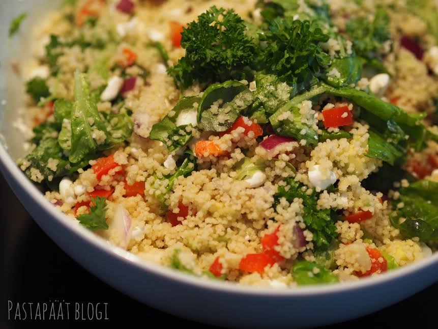 Pastapäät Couscoussalaatti raejuustolla ja avokadolla