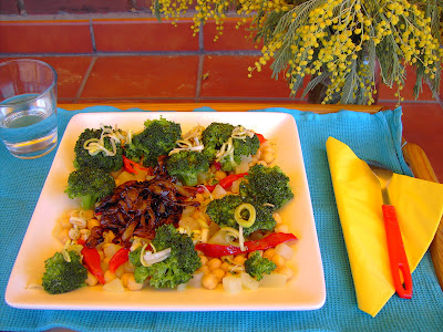 Ensalada de garbanzos con cebolla caramelizada