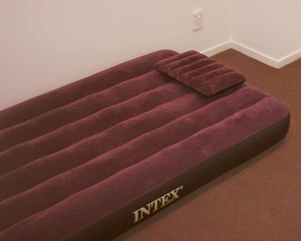 http://www.whatsthebestbed.org/how-to-choose-the-best-mattress-for-a-guest-bedroom/