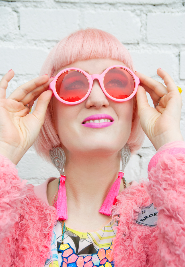 Sara is in Love with… blogger street style round sunglasses like Iris Apfel Lazy Oaf fluffy jacket Love BrickLane neon pink L.O.M Iris Apfel glasses, pink tassels, lazy oaf jacket