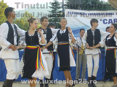 Dansuri populare din Tinutul Padurenilor Dansuri populare din Tinutul Padurenilor