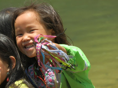 enfant Hmong vendant des bracelets