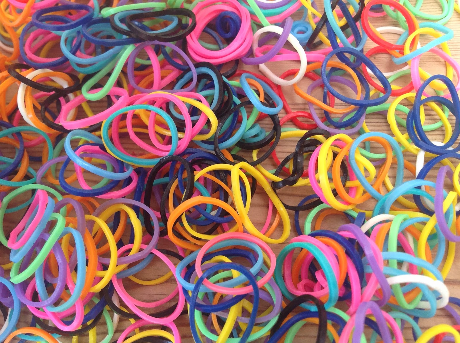 This is how we learn Spanish... Las pulseras de Valladolid