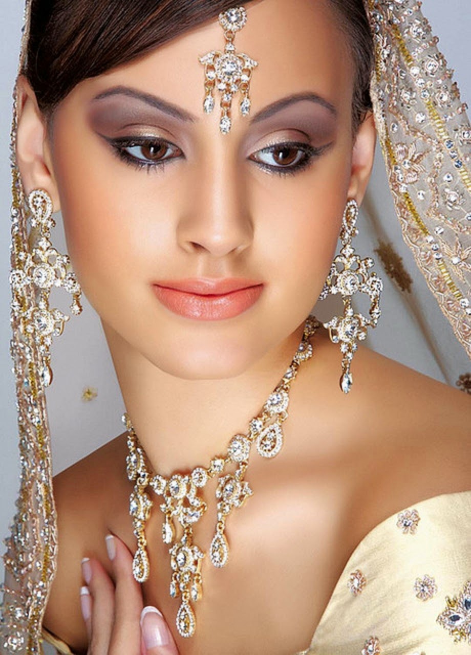 Pakistani Beautiful Bridal Walima Makeup & Jewelry Wallpapers Free Download