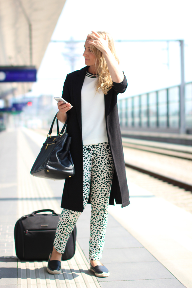 black white leo pants, Hose Leopardenmuster & top - Forever / black summer coat, Sommermantel - Zalando / - Leder Espadrilles - Deichmann / bag- Prada by Designer Outlet Parndorf / travel bag - Samsonite / sunglasses - Michael Kors / collected by Katja / Modeblog Österreich / Austrian fashion blog / street style / street style Österreich / street style blog / personal style blog / fashion trend summer 2015 / Modetrends Sommer 2015 / Fashionblogger Streetstyle / Reiseoutfit / travel look / chic and casual outfit / weekend trip outfit / ÖBB / railjet / Bahnhof / Casinos Austria