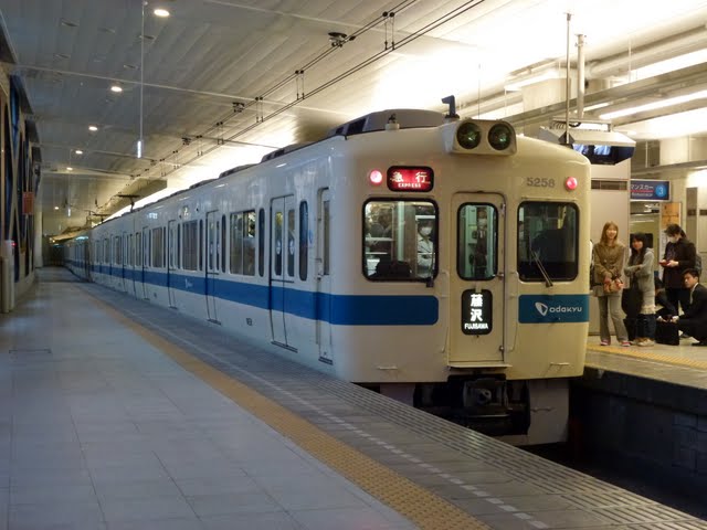 小田急電鉄　新宿駅　3・4番線ホームの渡り廊下回送列車