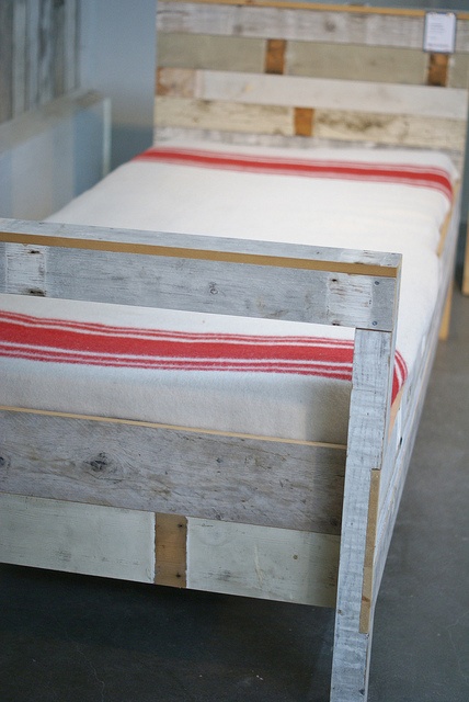 cama de madeira demolição