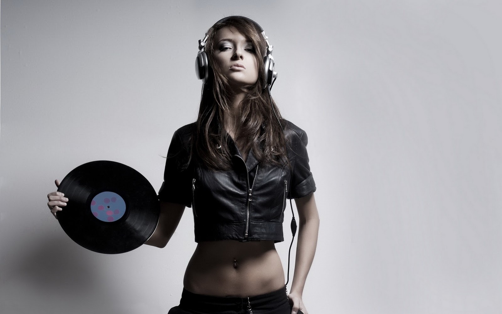 http://4.bp.blogspot.com/-4cnEyW10_jY/TmkVrhUIp9I/AAAAAAAAAIg/hACaiXaP1sk/s1600/Sexy%2BGirl%2BDJ%2BHeadphone%2BHD%2BWallpaper%2B-%2BFreeHDWall.Blogspot.Com.jpg