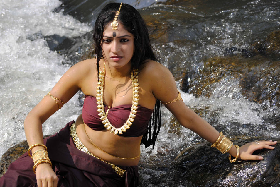 Haripriya deep navel and cleavage show hot pics.