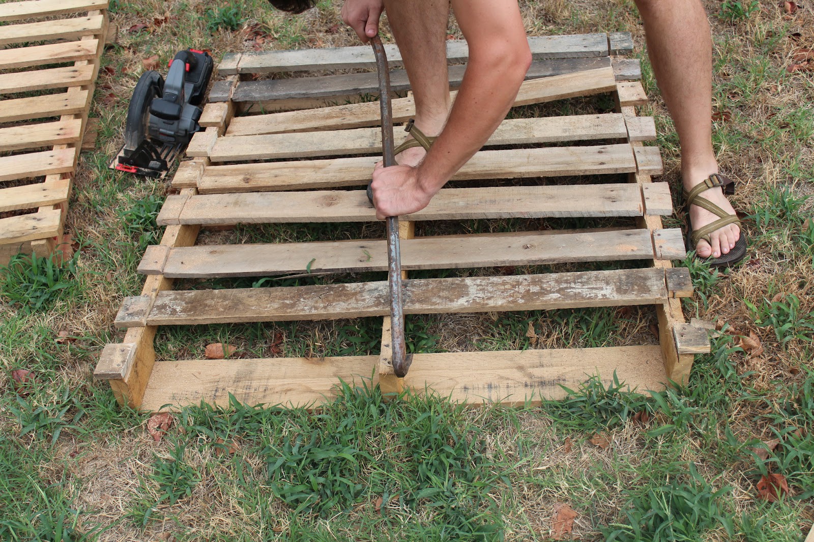 DIY Pallet Table The Cream to My Coffee