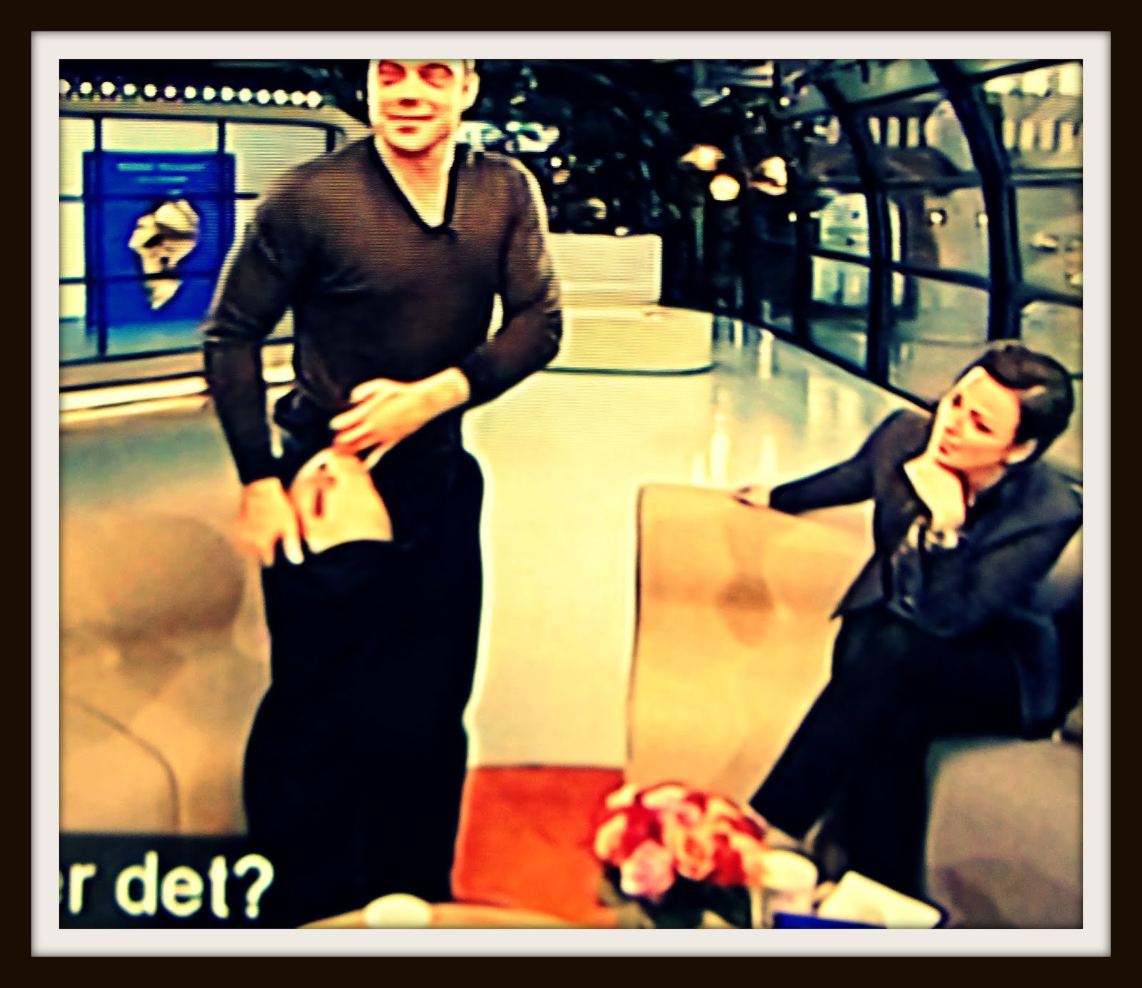 http://4.bp.blogspot.com/-4hNAbRIf7Zc/UKfDJJuOzQI/AAAAAAAADWQ/3zpMZoHneLU/s1600/Robbie%2Bflashes%2Bhis%2Btats.jpg