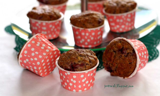 Orkiszowe muffinki z malinami