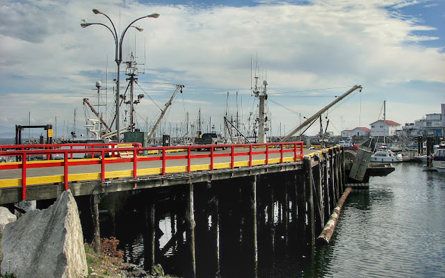 The characteristic red railings of the government dock at French Creek (2009-09-15)