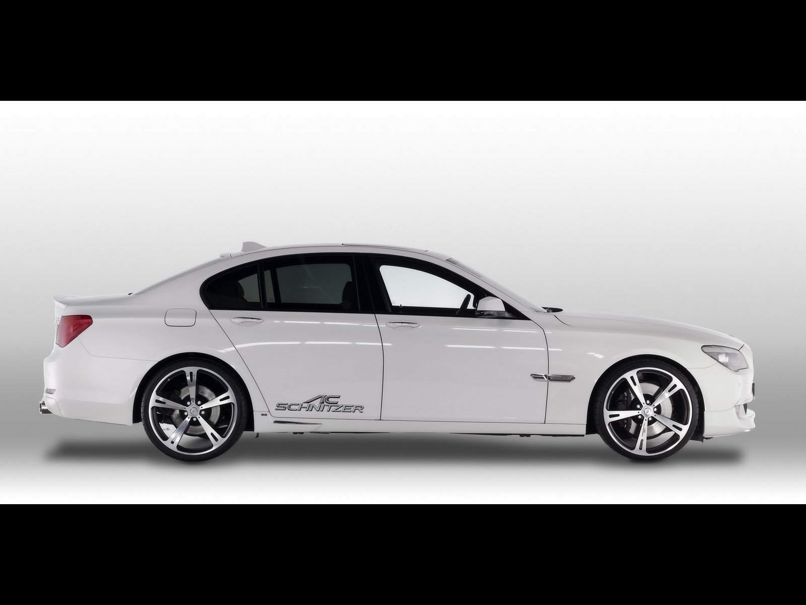 http://4.bp.blogspot.com/-4k8bVTXdgrI/TbJwBAHw4JI/AAAAAAAAEz0/7UOMEGV6lq4/s1600/BMW%2B7%2BSeries%2BWallpaper%2B%2525285%252529.jpg