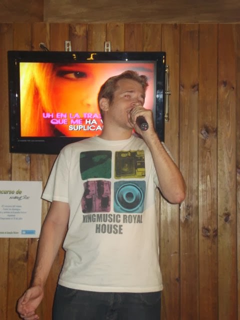 ¡Desde que he llegado sólo vivo cantando! ¡Desde que he llegado sólo vivo cantando!