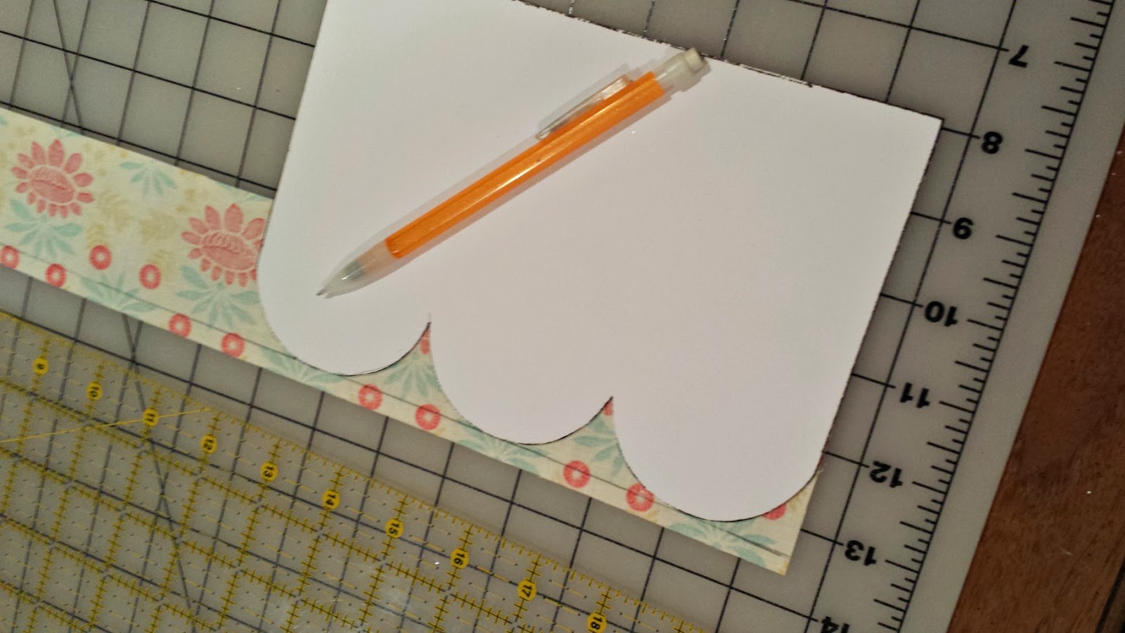 Ameroonie Designs Scalloped border Doll Quilt