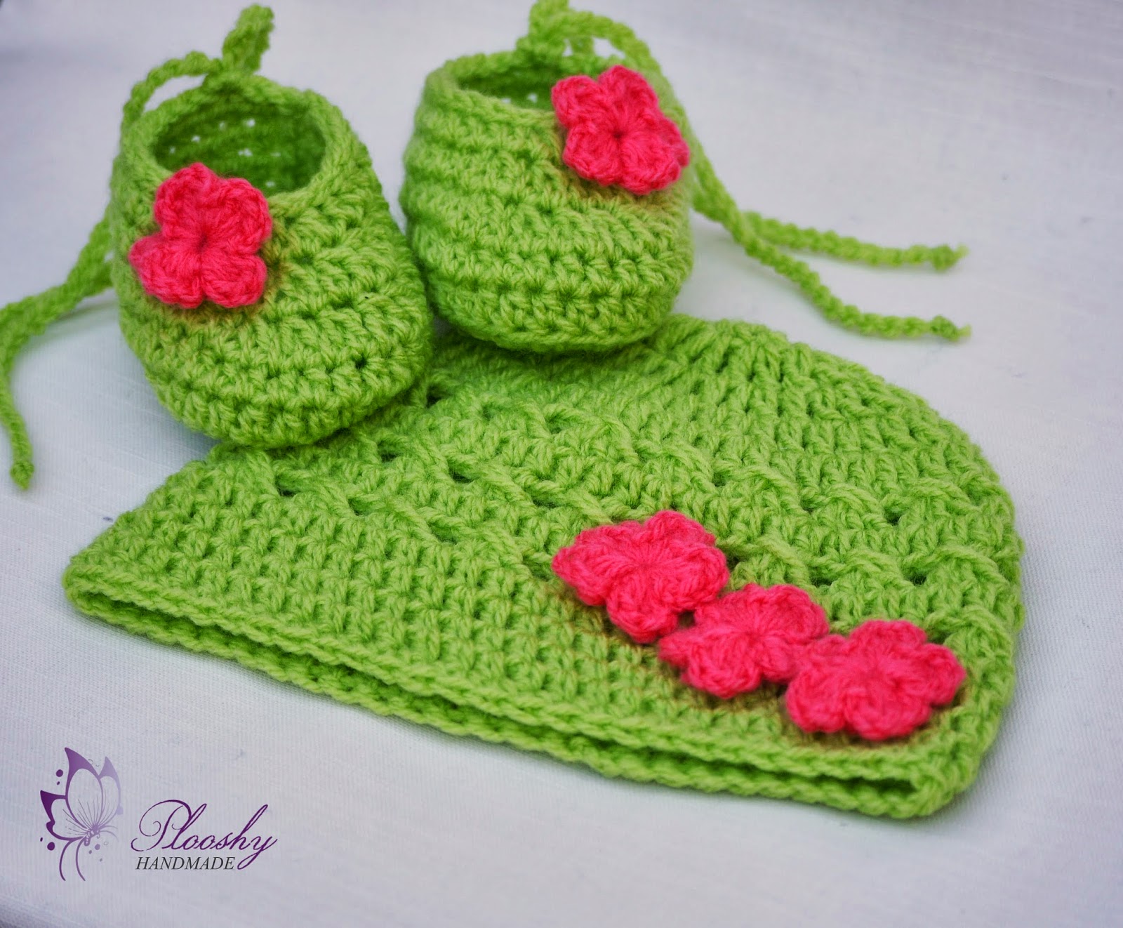 Plooshy Handmade Crochet baby hat and booties. / Caciula si ciupici