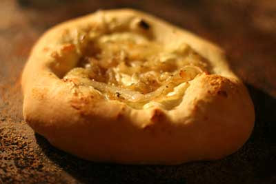 Goat cheese and onion pizzette