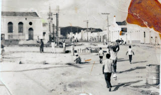 Pavimentação em blocos no local que anos depois seria construída a Praça da Libertação dos Escravos (Praça Redonda)
