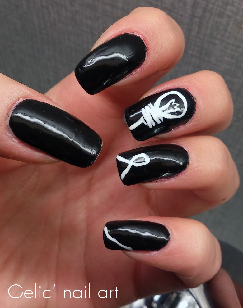 Gelic' nail art Black and white light bulb nail art