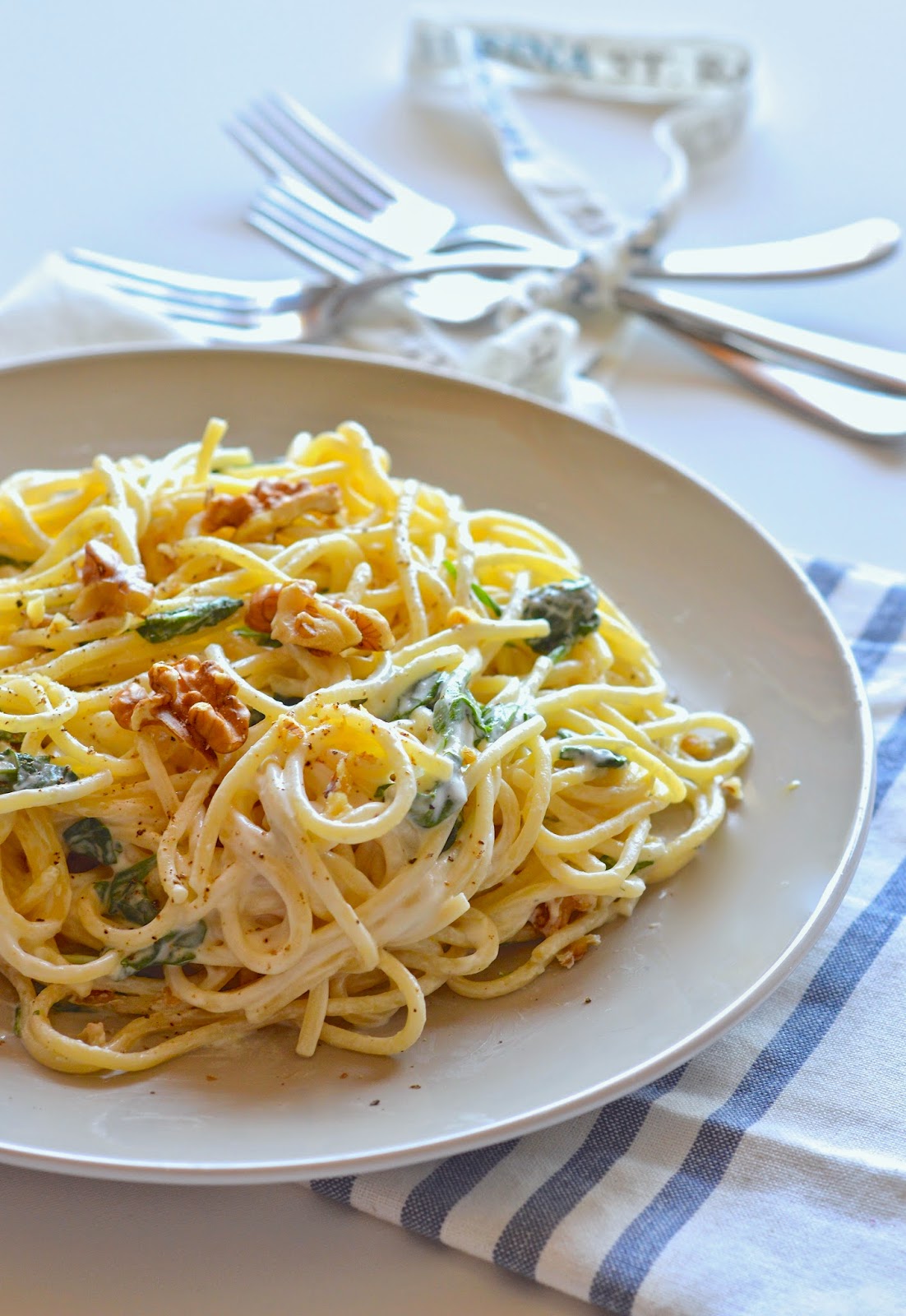 Spaghetti con limone spinaci e noci