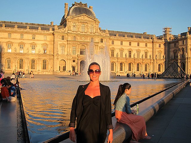 Maxime Löfblad framför Louvre i Paris