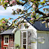 Un chalet de jardin fleuri en Suède