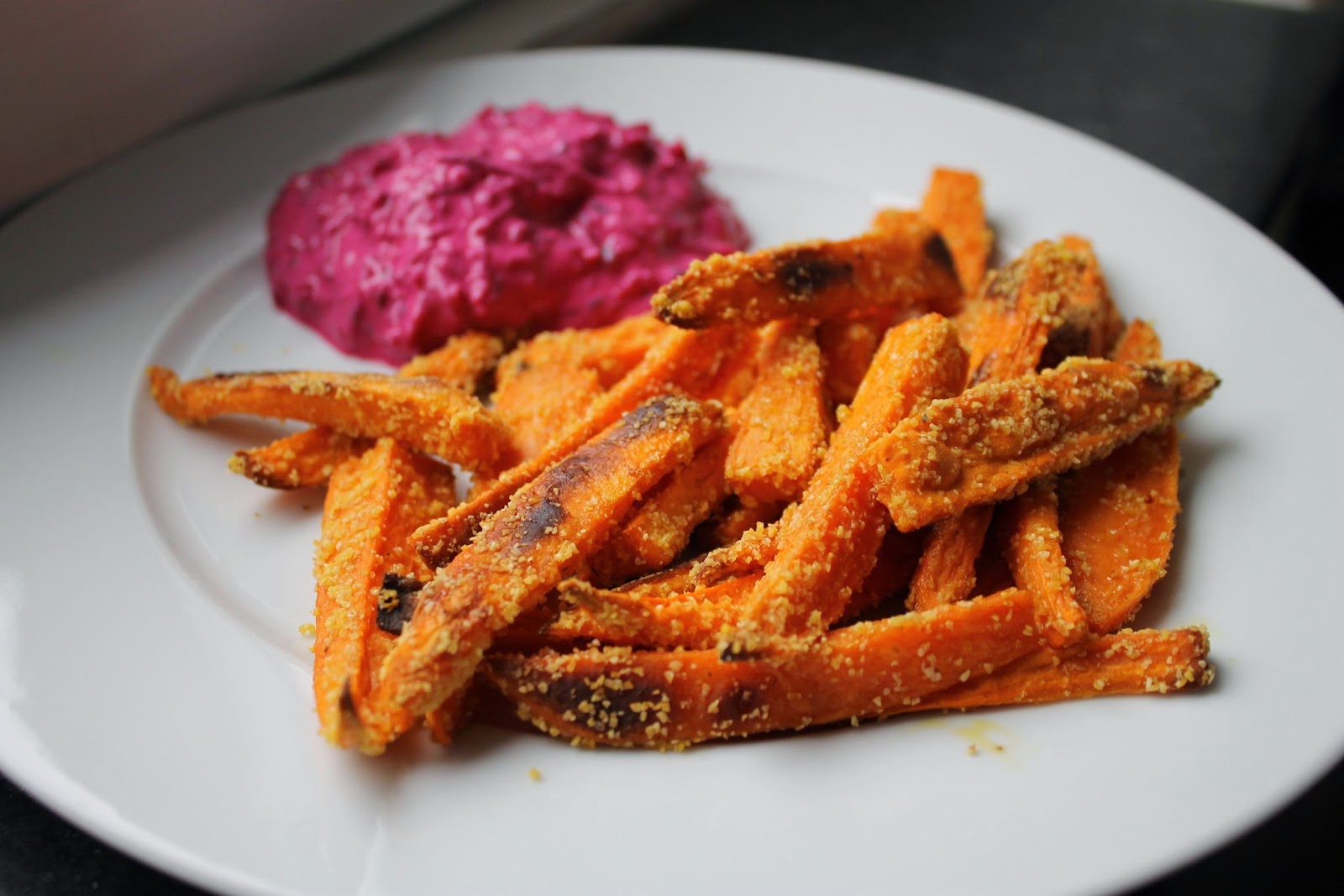 Gourmandises végétariennes Superknusprige Süßkartoffelpommes mit Roter BeeteTsatsiki