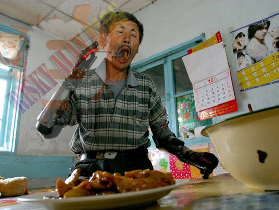 Hebat, Pria Tua Di China Ini Menciptakan Tangan Bionik Sendiri [ www.BlogApaAja.com ]