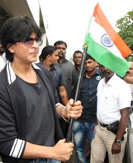 SRK Celebrates Independence Day &  Visits Maratha Mandir