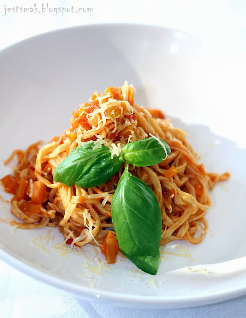 Spaghetti z sosem