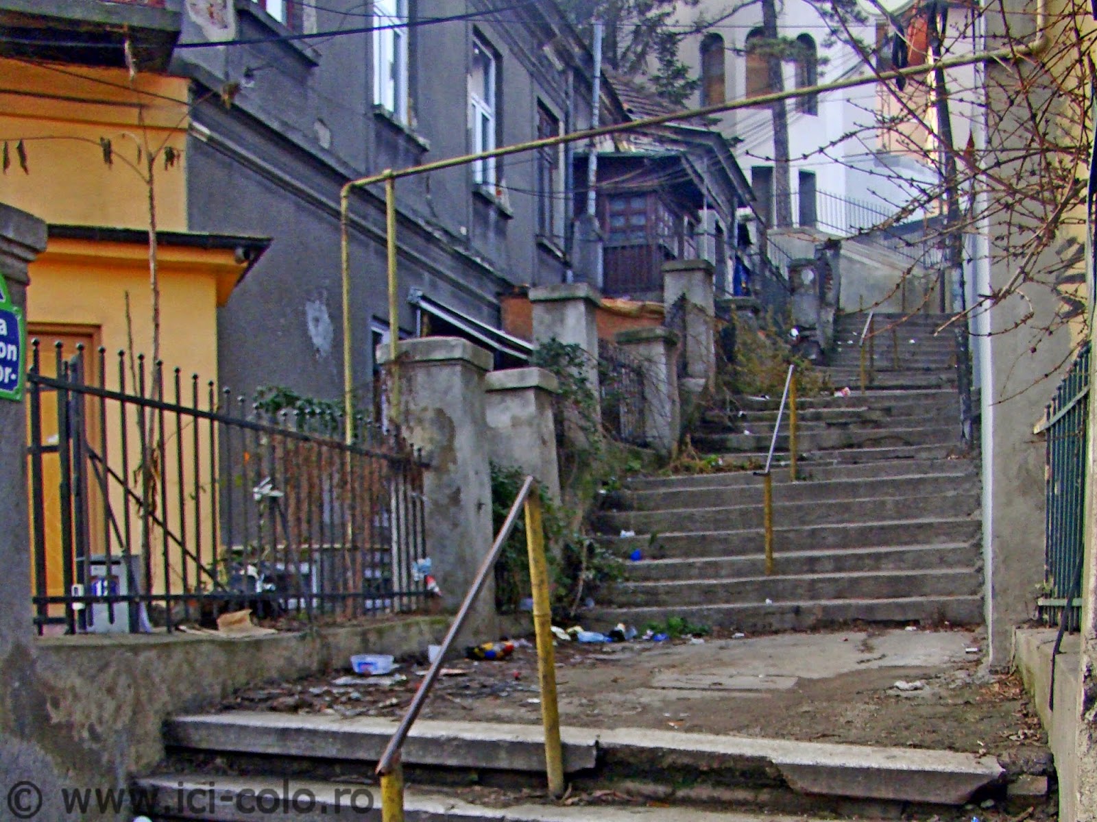 Strada Xenofon renăscută: cea mai colorată stradă din București, sau nostagia decorurilor de mucava - ici-colo.ro