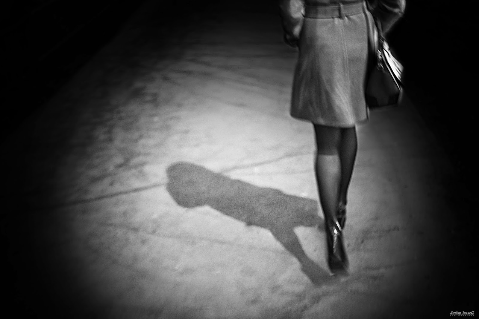 Черно Белые Фото Девушек Идущих