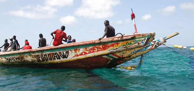 Africanos reciclam barcos para fazer móveis coloridos
