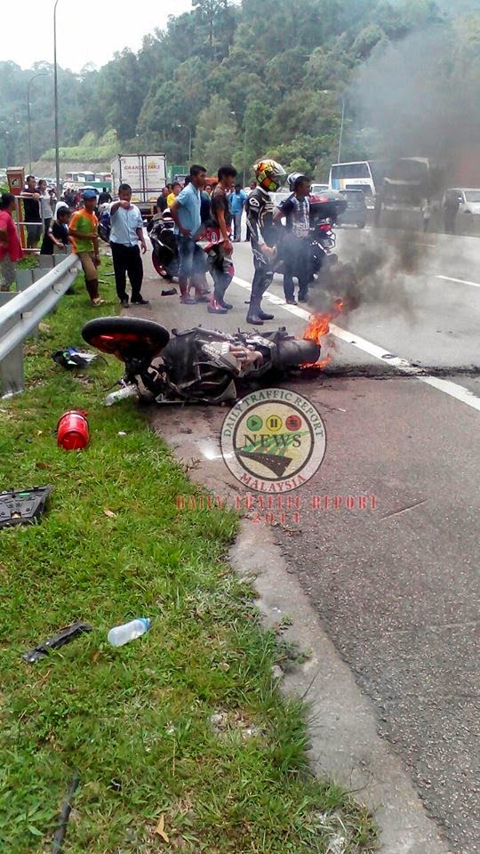 Gambar Dan Kronologi Kejadian Kemalangan Maut Di Lebuhraya Karak (19 Oktober 2014) Video Kemalangan Maut Superbike di Lebuhraya Karak, Kronologi Kemalangan Maut Superbike Lebuhraya Karak, Gambar Jenazah Biker Hazalli Kemalangan Maut Karak Dikebumikan, Hazalli Khalid Penunggang Superbike Maut Lebuhraya Karak 2014, Status Whatsapp Terakhir Arwah Hazalli Khalid merupakan Petunjuk?, Gambar Selfie Mangsa Sebelum Kemalangan Maut Karak (19 Oktober 2014), Kronologi Kejadian Kemalangan Maut Di Lebuhraya Karak (19 Oktober 2014)