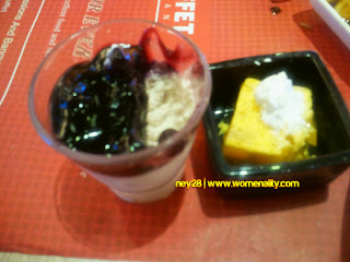 Blueberry Cheesecake and mango pudding.
