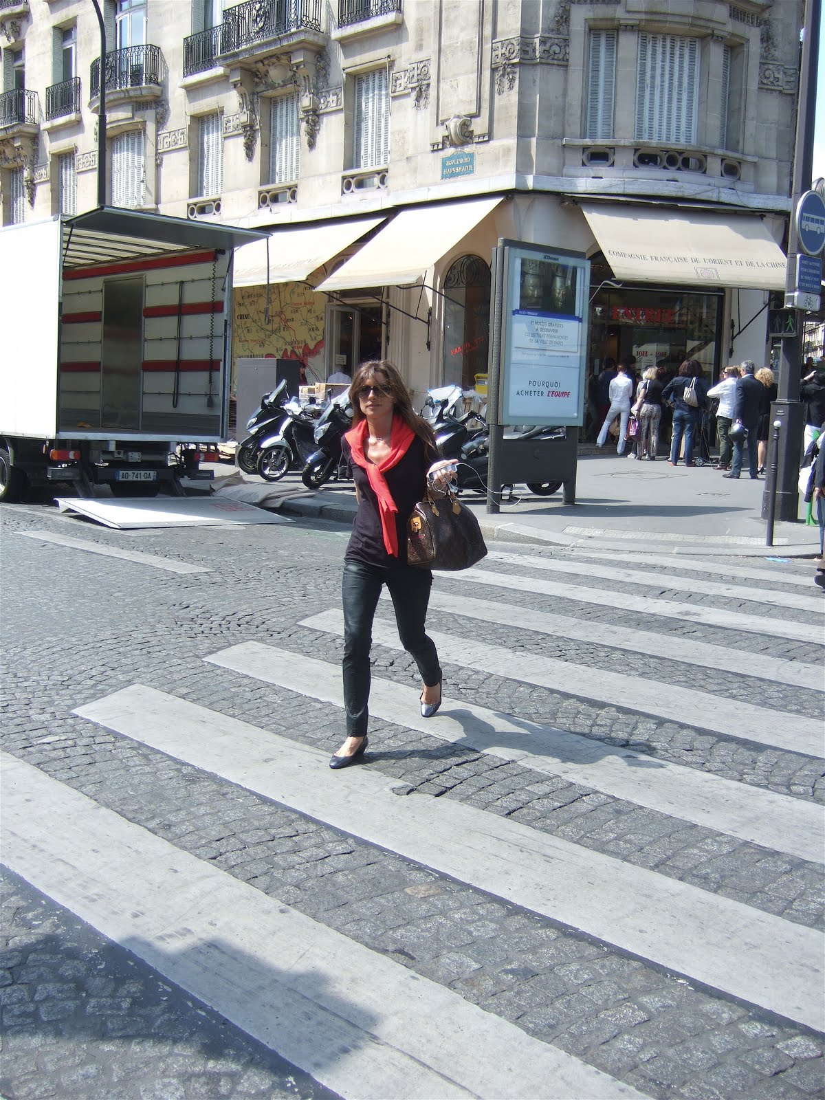 A Femme d'Un Certain Age: On The Streets of Paris