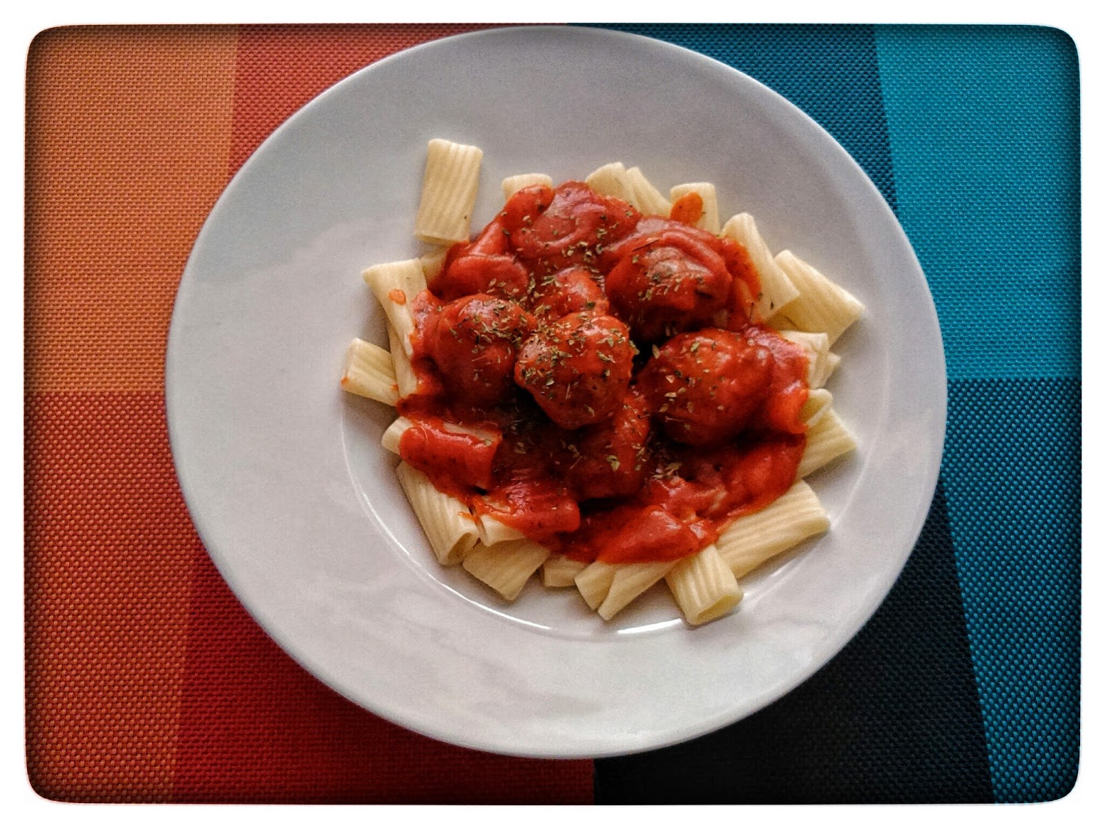 Tortiglioni Con Albóndigas En Salsa De Tomate Al Orégano
