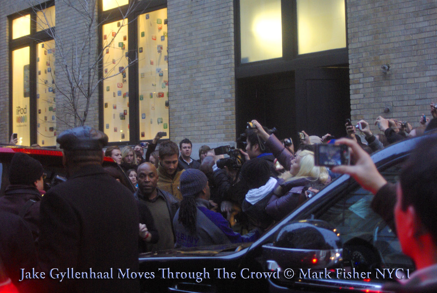 http://4.bp.blogspot.com/-4wZRCJvZtuM/TZdWh0V7o8I/AAAAAAAACnQ/wp562MIcE38/s1600/Jake+Gyllenhaal+Moves+Through+The+Crowd+%25C2%25A9+Mark+Fisher+NYC1-6868.jpg