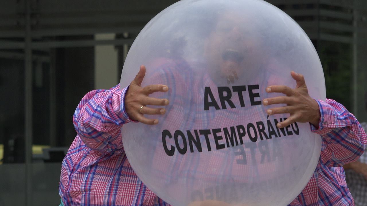Performance:Hombre come arte contemporaneo /Oscár Salamanca